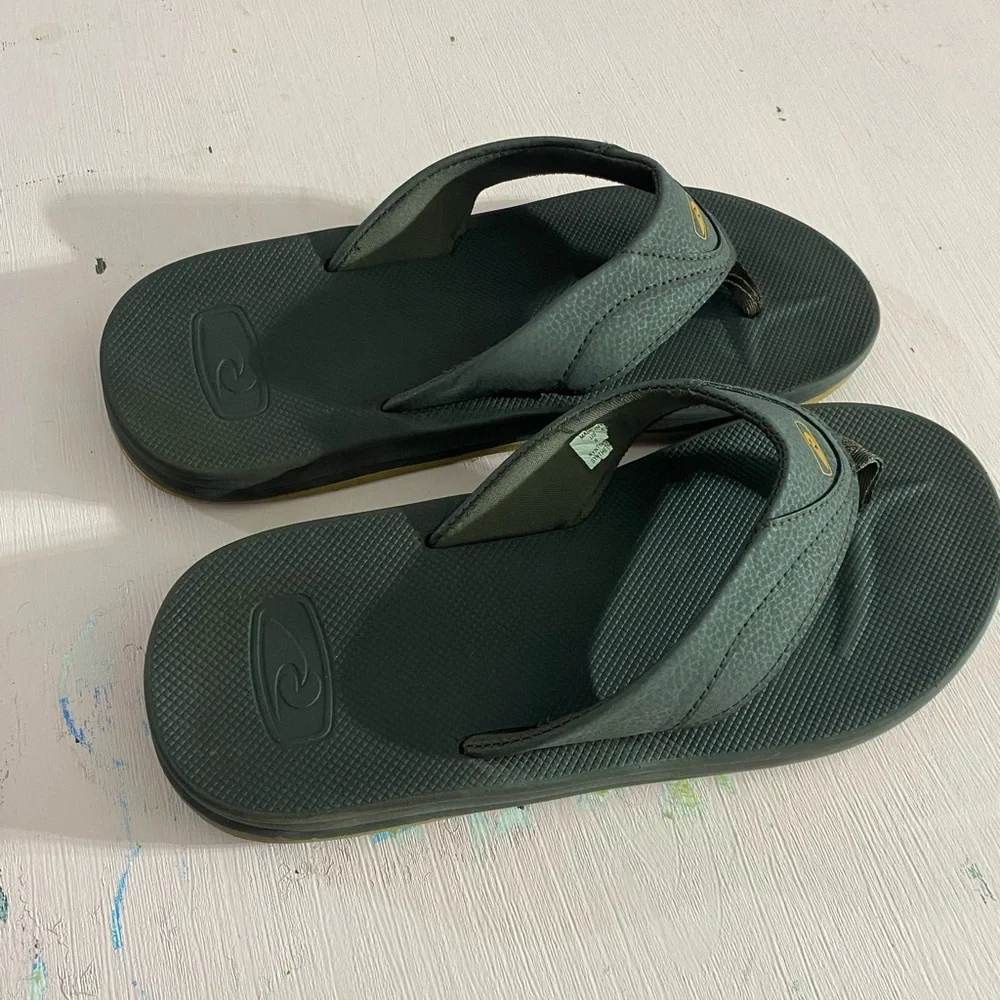 Men’s 9 Like New Hawaiian Performance Surfwear Flip Flops Dark Neutral Casual